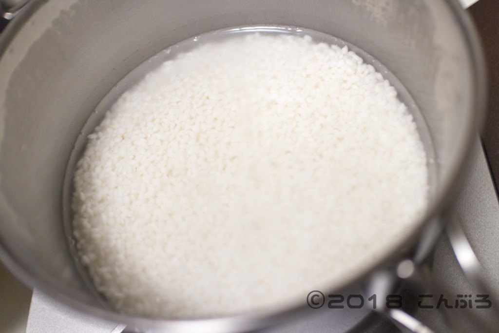 クッカーに通常米と無洗米等米に合わせた水を入れる